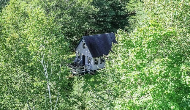 Loon Lodge.A charming 2-bedroom cabin in the woods of Skowhegan with AC, WiFi