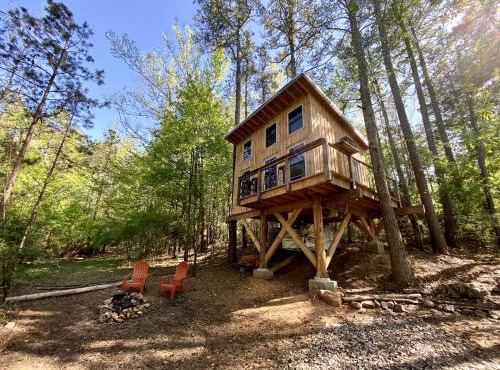 Luminous Peaceful Treehouse with Incredible Forest Views and Fire Pit in Arkansas