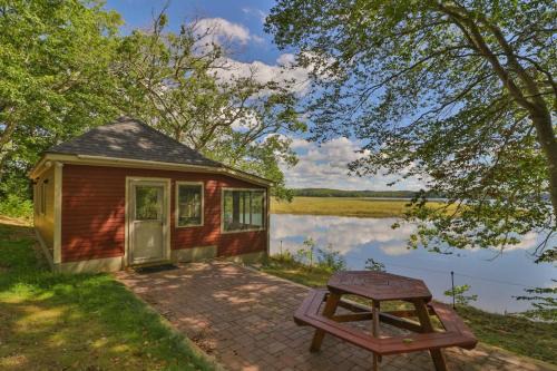 Luxe Bayfront Cabin w/Stunning Views & Shared Dock- Ideal for Hunting & Fishing