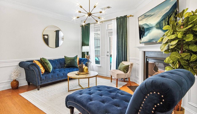 Luxe on 16th,Nr World Cup Stadium, Steps frm AStation, Cozy Home in City Centre.