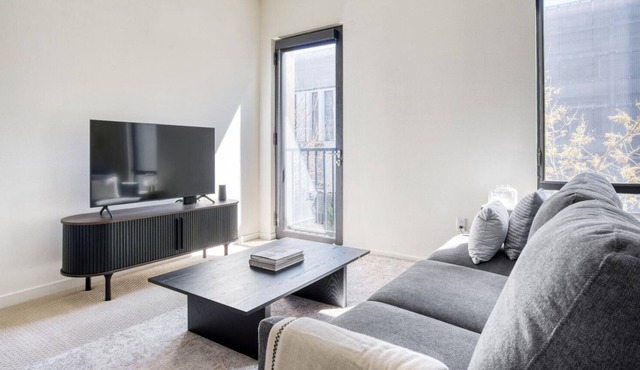 Luxe Santana Row Studio w/ Pool & Gym, 10 mins to Google, by Blueground
