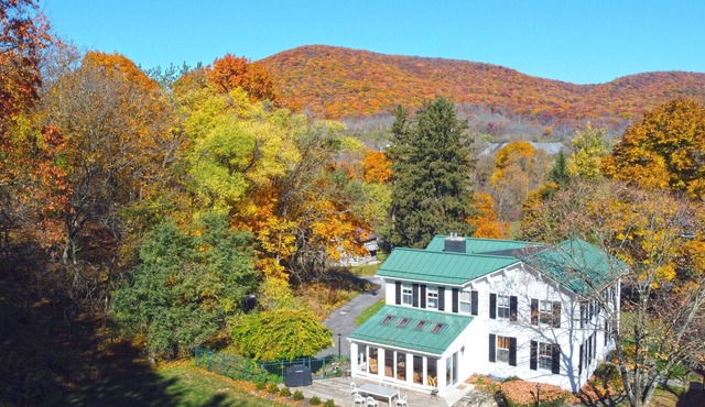 Luxurious Farmhouse - 8 mins to Beaver Stadium