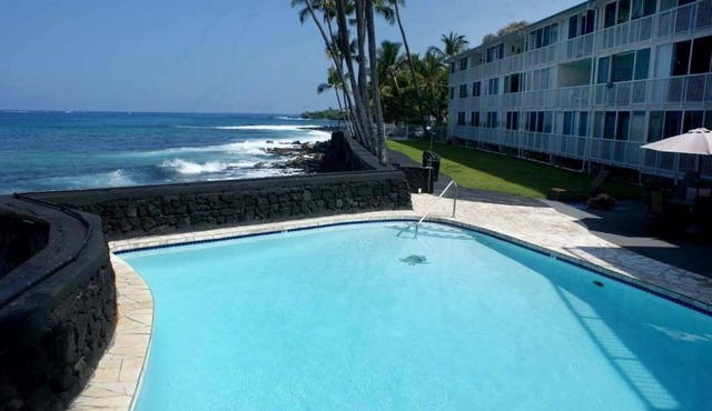 Luxurious Oceanfront Penthouse Condo Air Conditioned. Sleeps 4