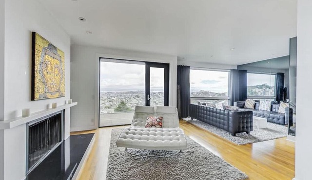 Luxury 3BR Home - Pano Views, Steam room & Deck