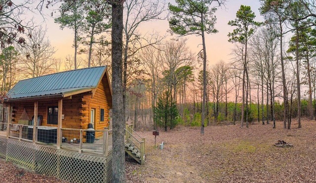 Luxury cabin getaway on a 40 acre retreat