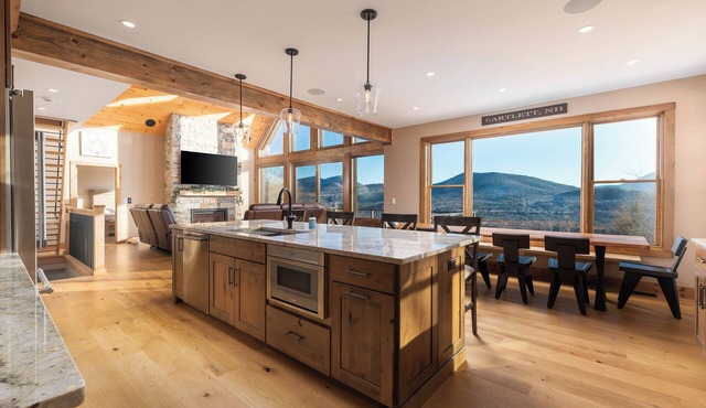 Luxury Chalet, Big Mountain Views, Hot Tub, fitness room, Chef Kitchen, Fire Pit