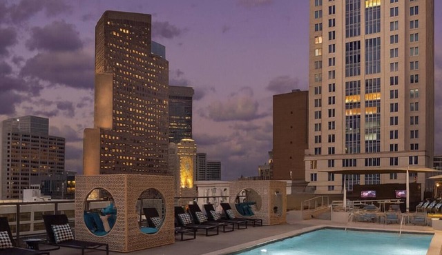 Luxury High-rise 2BR, Pool + Parking Near Mercedes Benz stadium