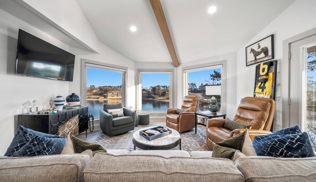 Luxury Lakefront Retreat I Pool - Hot Tub - Balcony Views