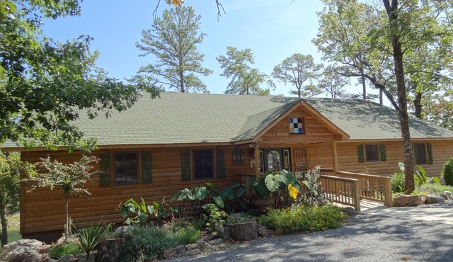 Luxury three bedroom, three bath cottage with hot overlooking Lake Ouachita. by RedAwning