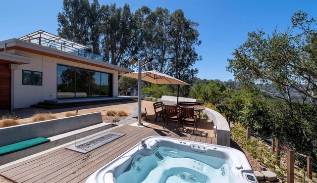 Luxury, Views for Miles, Hot Tub, 20 Min To SF