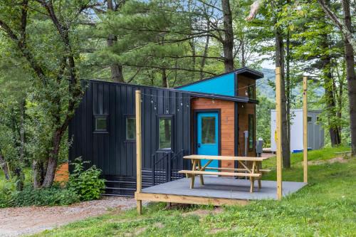 Maple Sugar Shack Tiny House with hot tub & river by Stowe in Johnson