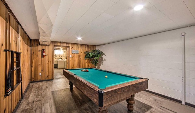 Marietta Home w/Private Hot Tub, Pool Table!