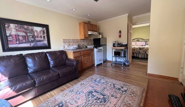 Marina Motel - King Suite with Garage
