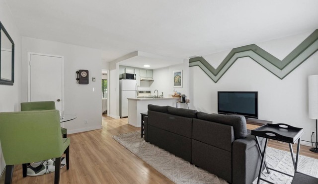 Marvelous 1-bedroom condo steps to Piedmont Ave. perfect for your stay