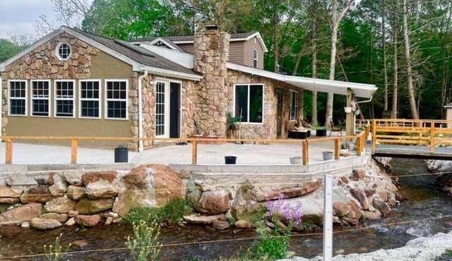 Marvelous 3-bedroom house in peaceful Drums for your getaway