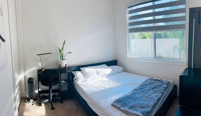 MASTER BEDROOM in New townhome in Central Fremont with AC.5 mins to Kaiser Tesla