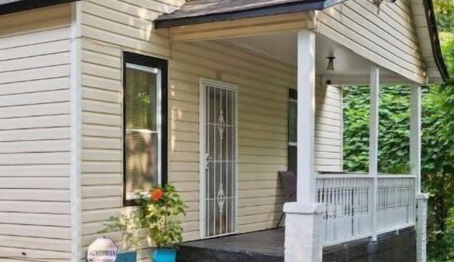Midtown Spot Near DT, M. Benz and Truist Stadiums, Stylish Bungalow