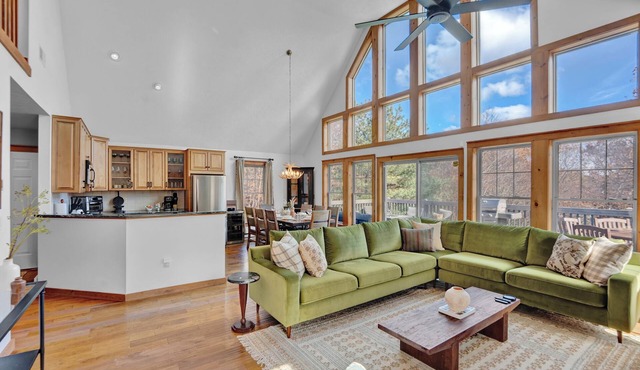 Mins. to Skiing! Kid Friendly w. Hot Tub & Mountain Views
