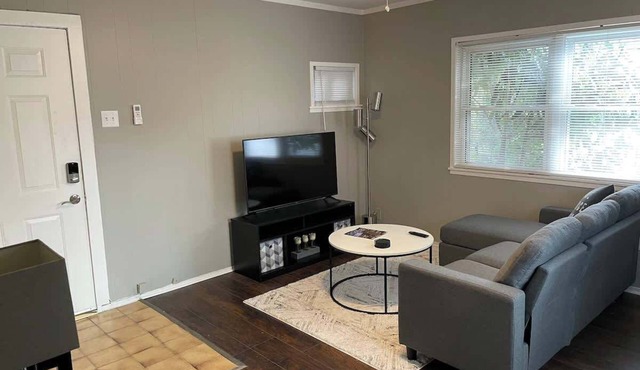 Modern 1BR Duplex in Hillcrest, Little Rock