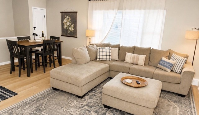 Modern 2BR - King - Parking - Kitchen - BBQ balcony - 500mbps Fios wifi