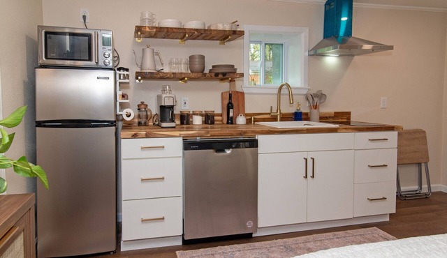 Modern and cozy cottage. Spacious and conveniently located near medical center