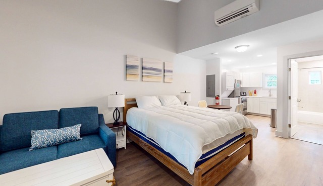 Modern aparthotel in a great location with well-equipped kitchen & streaming