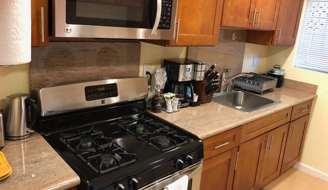 Modern cozy boutique house near Gooogle HQ-2BR, sleeps up to 6!