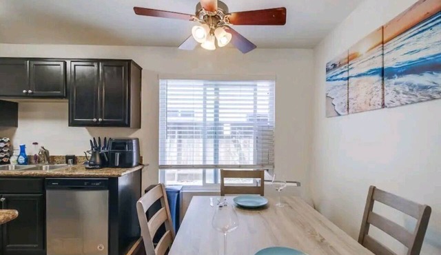 Modern & Cozy ~Mins to the Beach ~ Queen Beds~ Pkg