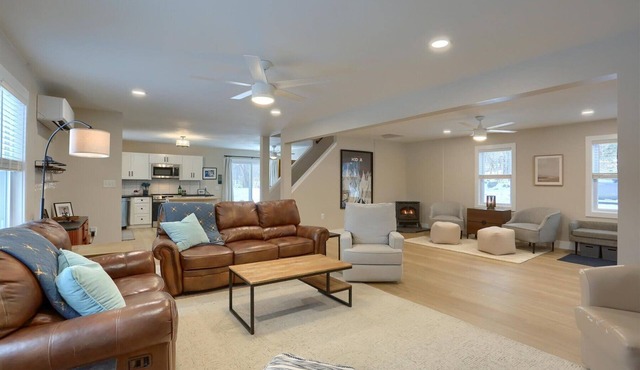 Modern & Cozy Ski Retreat .5 mi from Ski Roundtop, close to Messiah University