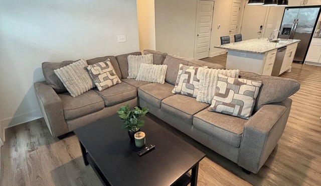 Modern King Suite Near Mercedes-Benz Stadium