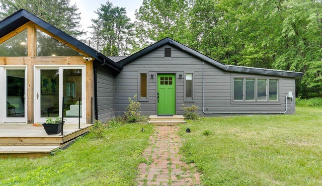 Modern Monticello Home w/Hot Tub + Pond