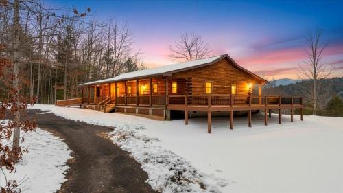 Modern Mountain Cabin, Hot Tub, Hot Springs, VA