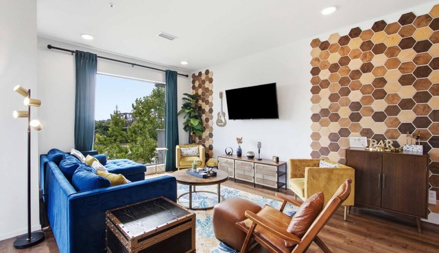 Modern river-view condo with balcony & WiFi - walk to downtown & attractions