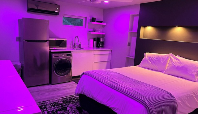 Modern Studio, Jitney to NYC train! Private Patio with NYC View! W/D