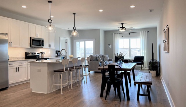 Modern Top-level 2BR/2BA Condo w/Private Balcony in Secured Bldg w/Elevator!