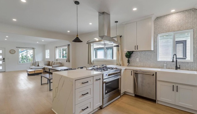 Modern updated home --5 mins from Berkeley and Emeryville 1 GIG FAST INTERNET