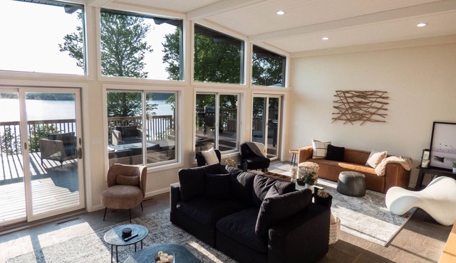 Modernist Lakefront Sojourn