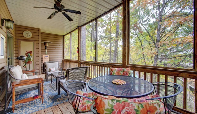 Mountain Harbor Resort Condo 2Bed 2Bath. Large Screen Deck. 2 Min. walk to Pool