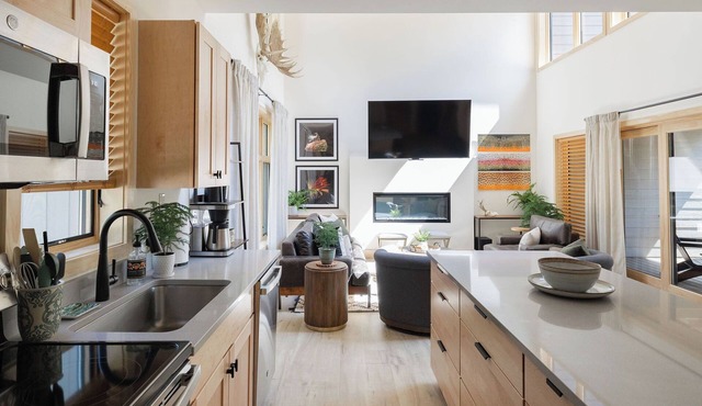 Mountain Modern Home on Lake Everest Only 3 miles to Whiteface Sleeps 8