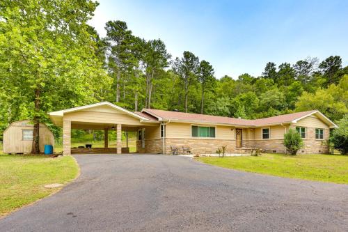 Mt Ida Home w/Patio: 11 Mi to Lake Ouachita!