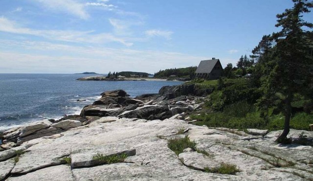 Nautica: Cozy 2 Bedroom Waterfront Retreat in Georgetown, ME, perfect for family or couples.