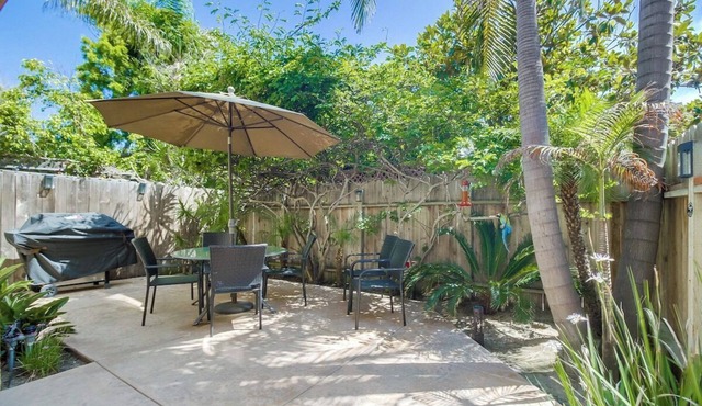 New-A/C! Between Beach and Bay, garage/bikes/pets!
