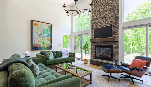 NEW: A Sleek Glass Walled Retreat in Narrowsburg