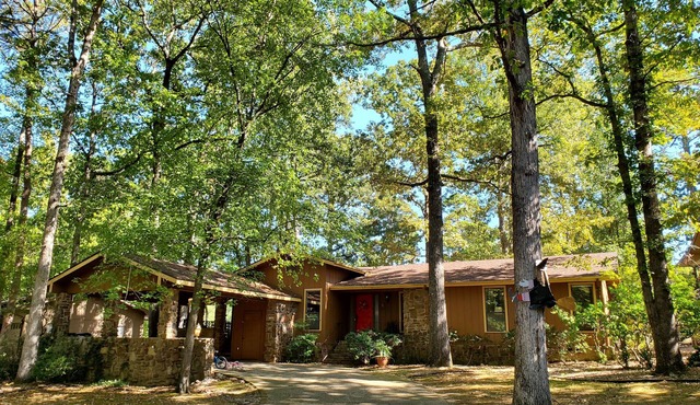 NEW! Beautiful 10-Guest Golf Retreat on the 16th hole of the Desoto Golf Course