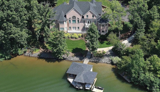 NEW - Spacious + Covered Dock + No wake zone + Kayaks + Theater