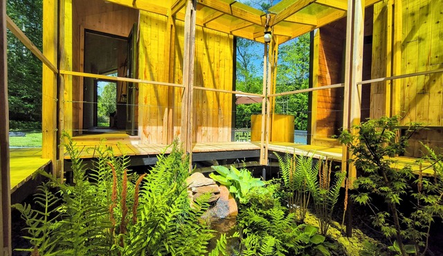 Newly-built Creekside Getaway with Sauna