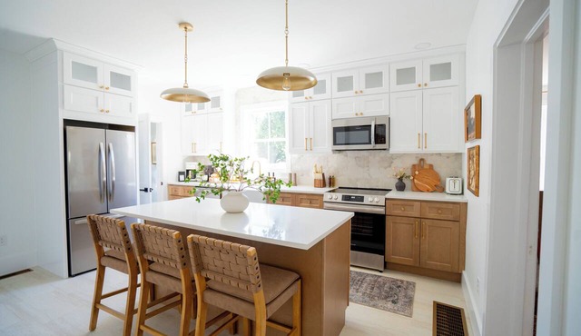 Newly remodeled modern home by scenic riverwalk 3 min to LLWS