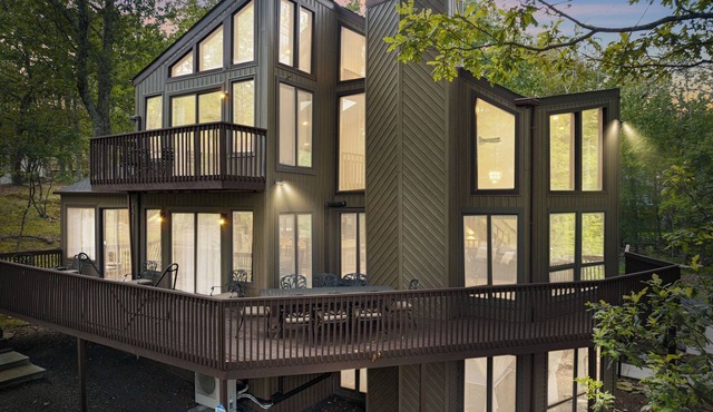 Newly remodeled 5BRHome-Hot Tub, Game & Poker rooms, Pool, Fire Pit, Kayaks, AC!