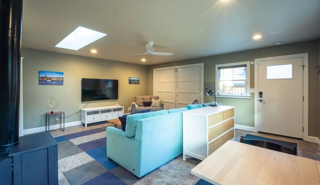 Newly renovated modern guest house in lovely neighborhood!