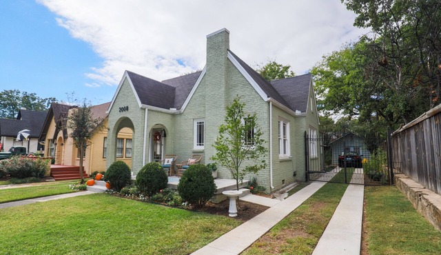 Newly Restored 2BR Heights Cottage